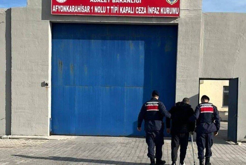 Afyonkarahisar’da farklı suçlardan 46 yıl 6 ay hapis cezasıyla aranan