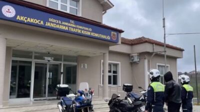 Düzce’de motosikletle akrobatik hareketler sergileyerek trafiği tehlikeye düşüren ve jandarma