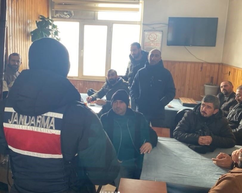 Ardahan İl Jandarma komutanlığı ekipleri ilçelerde vatandaşa siber dolandırıcılık konularında