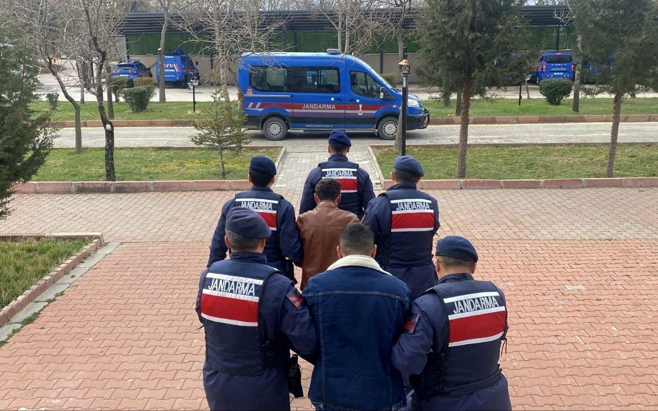 Aksaray’da jandarma ekiplerinin uyuşturucu imal ve ticaretini yapan şahıslara yönelik