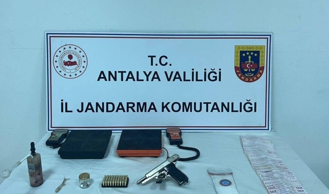 Antalya İl Jandarma Komutanlığınca yürütülen çalışmalar kapsamında 3 şüphelinin evinde