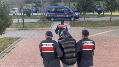 Aksaray’da uyuşturucu tacirinin ikametine operasyon düzenleyen jandarma ekipleri, çeşitli uyuşturucu
