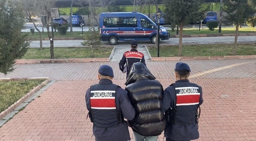 Aksaray’da uyuşturucu tacirinin ikametine operasyon düzenleyen jandarma ekipleri, çeşitli uyuşturucu