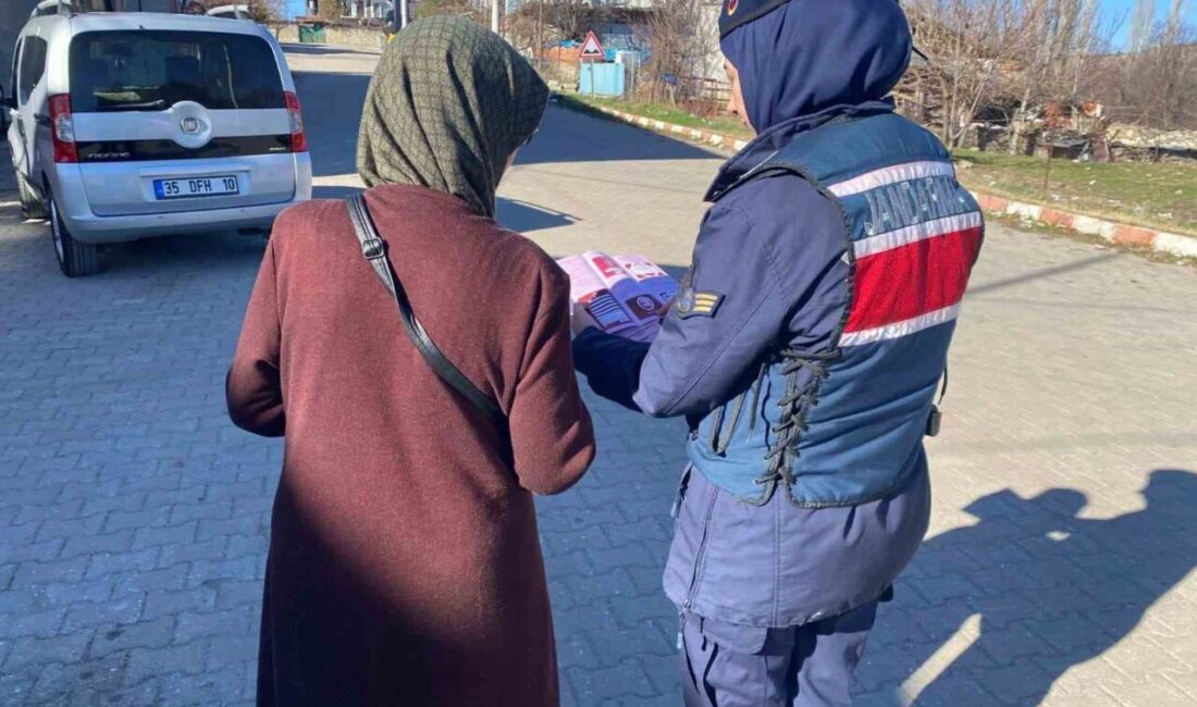 Afyonkarahisar’da jandarma tarafından kadına şiddetle mücadele etkinlikleri çerçevesinde vatandaşlara broşür