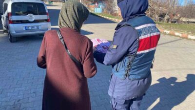 Afyonkarahisar’da jandarma tarafından kadına şiddetle mücadele etkinlikleri çerçevesinde vatandaşlara broşür