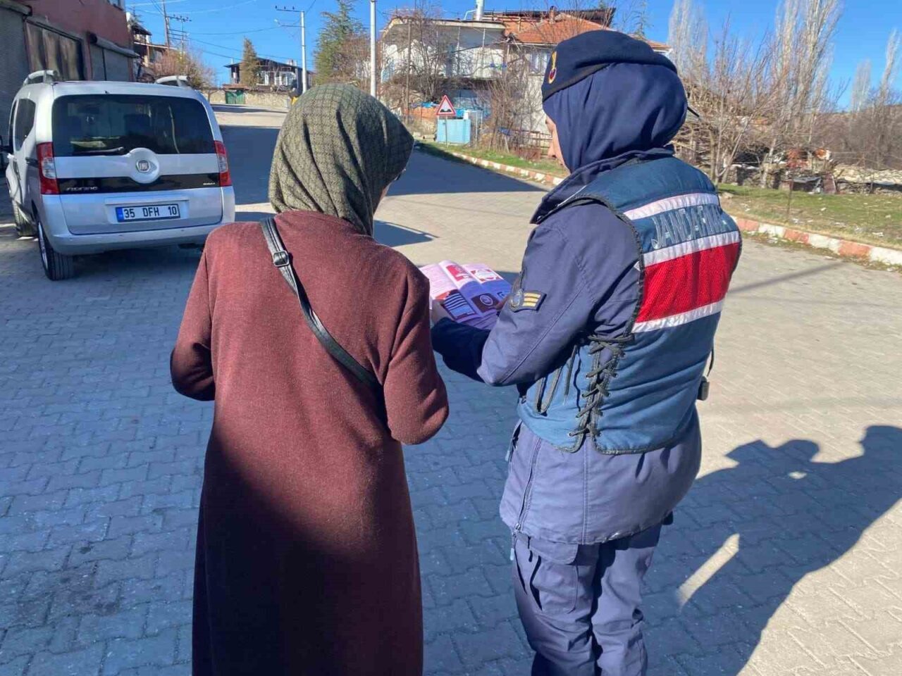 Afyonkarahisar’da jandarma tarafından kadına şiddetle mücadele etkinlikleri çerçevesinde vatandaşlara broşür