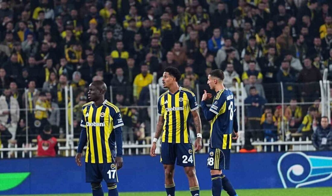 Fenerbahçe’nin Hollandalı defansı Jayden Oosterwolde ile Brezilyalı orta saha Fred,