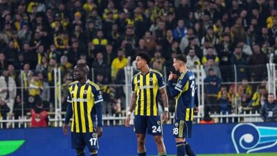 Fenerbahçe’nin Hollandalı defansı Jayden Oosterwolde ile Brezilyalı orta saha Fred,