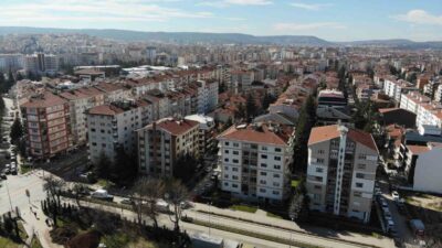 Eskişehir’de emlakçı Kasım Karakaş, yatırım yapmak isteyen vatandaşların jeopolitik gelişmeler