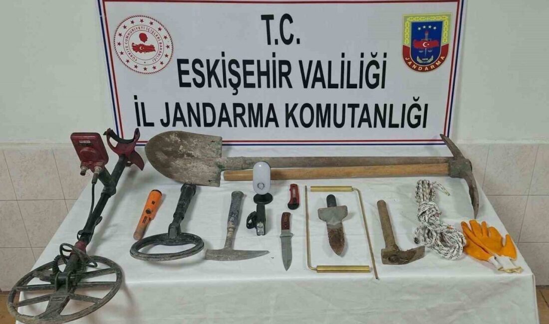 Eskişehir’de jandarma ekiplerince kaçak kazı yapan 3 şüpheli suçüstü yakalandı.