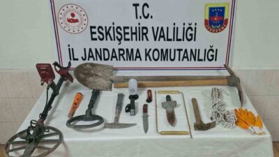 Eskişehir’de jandarma ekiplerince kaçak kazı yapan 3 şüpheli suçüstü yakalandı.