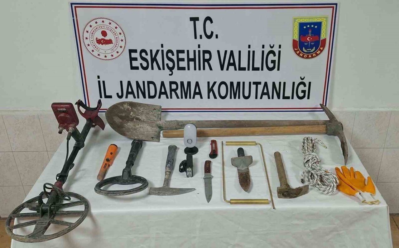 Eskişehir’de jandarma ekiplerince kaçak kazı yapan 3 şüpheli suçüstü yakalandı.