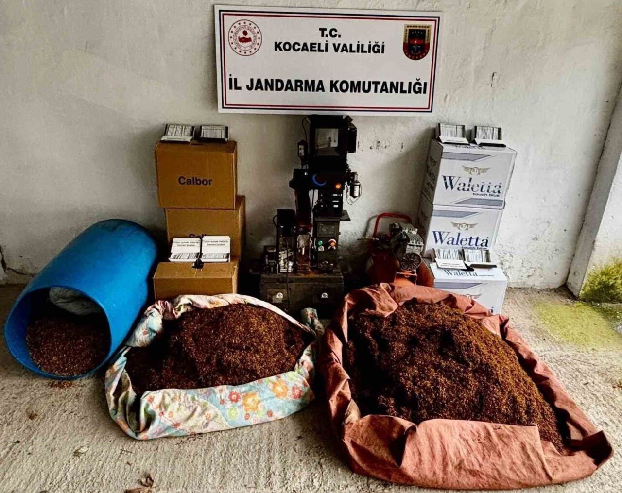 Kocaeli’de 4 adrese düzenlenen operasyonda yüz binlerce makaron ve tonlarca