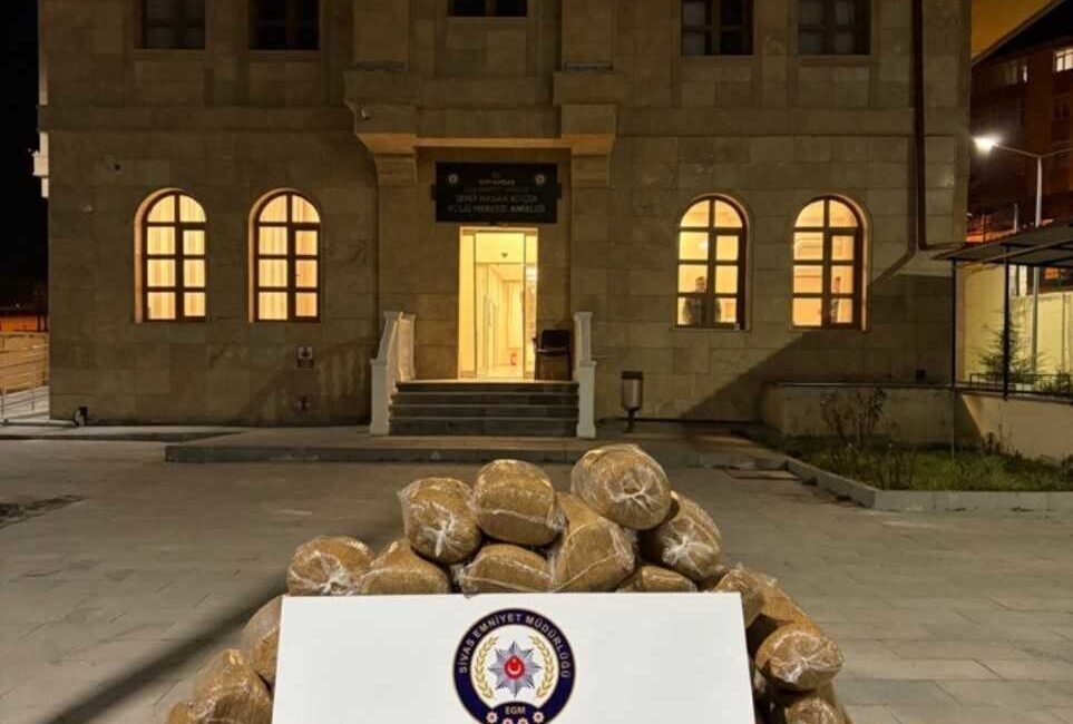 Şüphe üzerine durdurulan aracın arka koltukları ve bagaj kısmına yüklenmiş