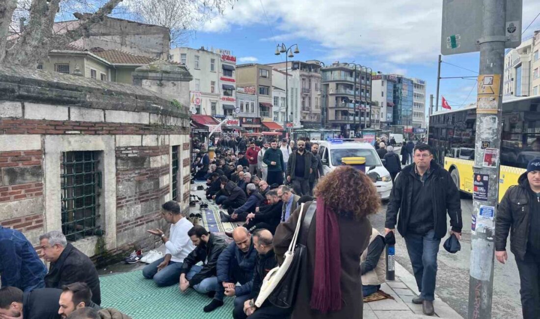 Kadıköy Osmanağa Camii’nde alan yetersizliği nedeniyle özellikle cuma namazlarında ve