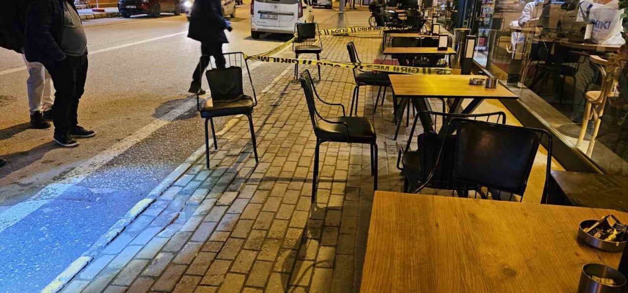 Sakarya’nın Sapanca ilçesinde kafede birlikte oturduğu 20 yaşındaki genci silahla