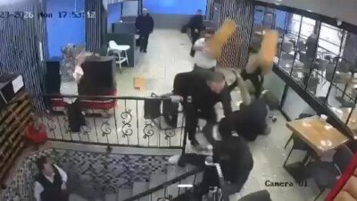 Bursa’da bir kafede çıkan tartışma kısa sürede kavgaya dönüştü. Sandalye