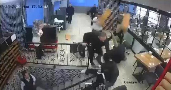Bursa’da bir kafede çıkan tartışma kısa sürede kavgaya dönüştü. Sandalye