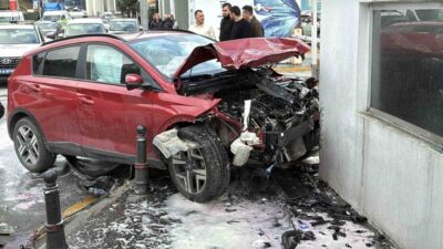 Kağıthane’de 3 aracın karıştığı trafik kazasında 2 kişi hafif şekilde