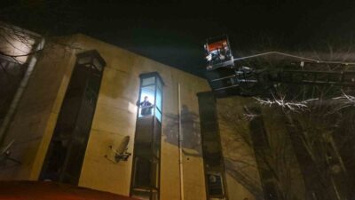 Kağıthane’de 4 katlı binanın alt katında bulunan marangozhanede çıkan yangın