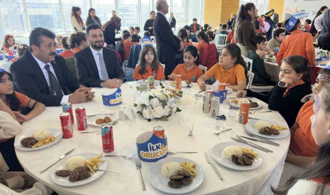 Kağıthane Belediyesi tarafından Ramazan ayının ilk gününde düzenlenen tekne orucu