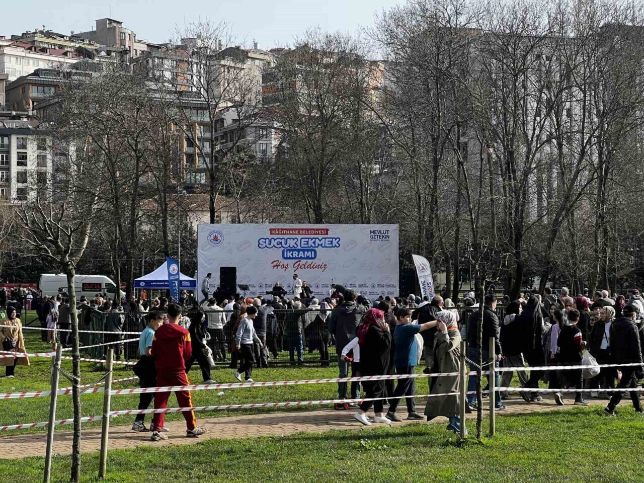 Kağıthane Belediyesi tarafından düzenlenen şölende 30 bin vatandaşa sucuk ekmek