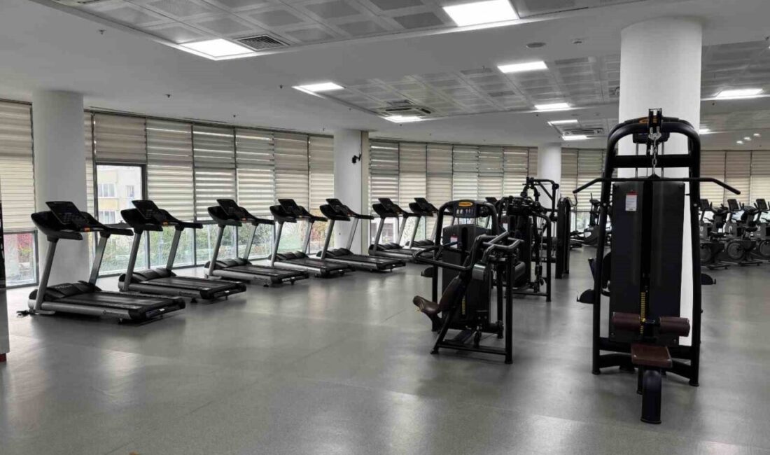 Kağıthane Belediyesince yetişkinlere yönelik düzenlenen yüzme ve fitness kurslarında yeni