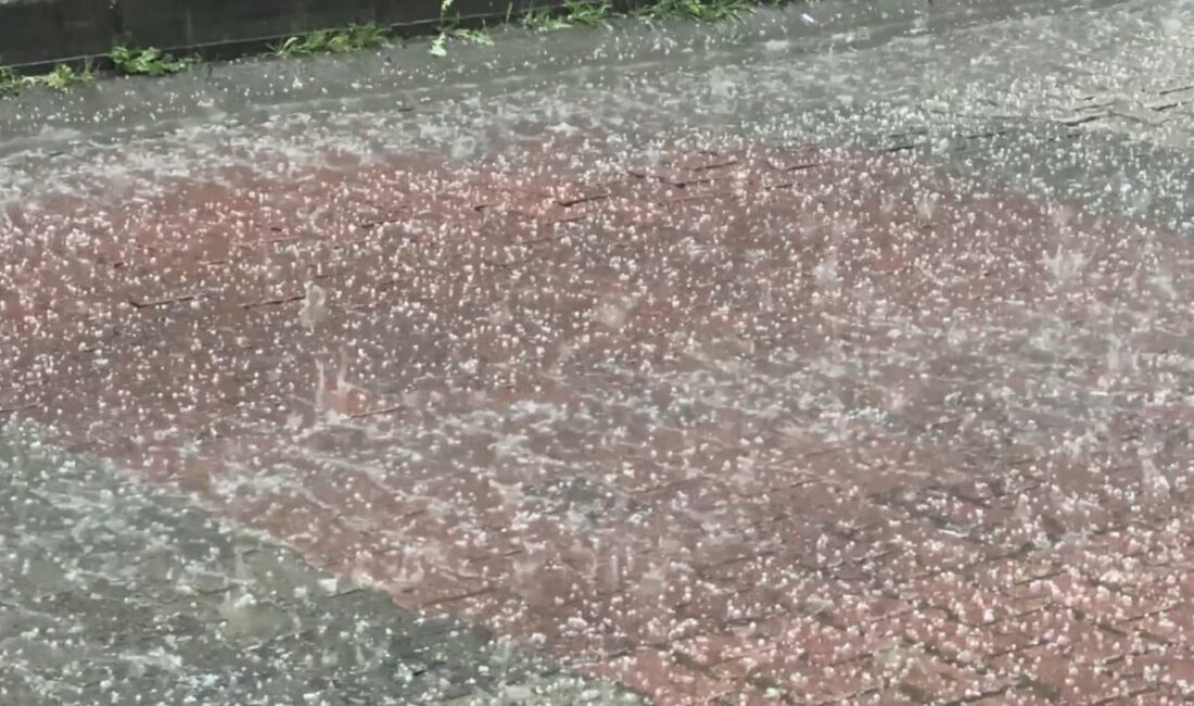 İstanbul’un Kağıthane ilçesinde aniden bastıran sağanak yağış ve dolu vatandaşlara