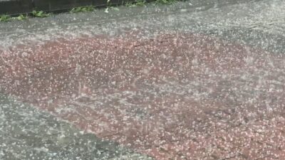 İstanbul’un Kağıthane ilçesinde aniden bastıran sağanak yağış ve dolu vatandaşlara