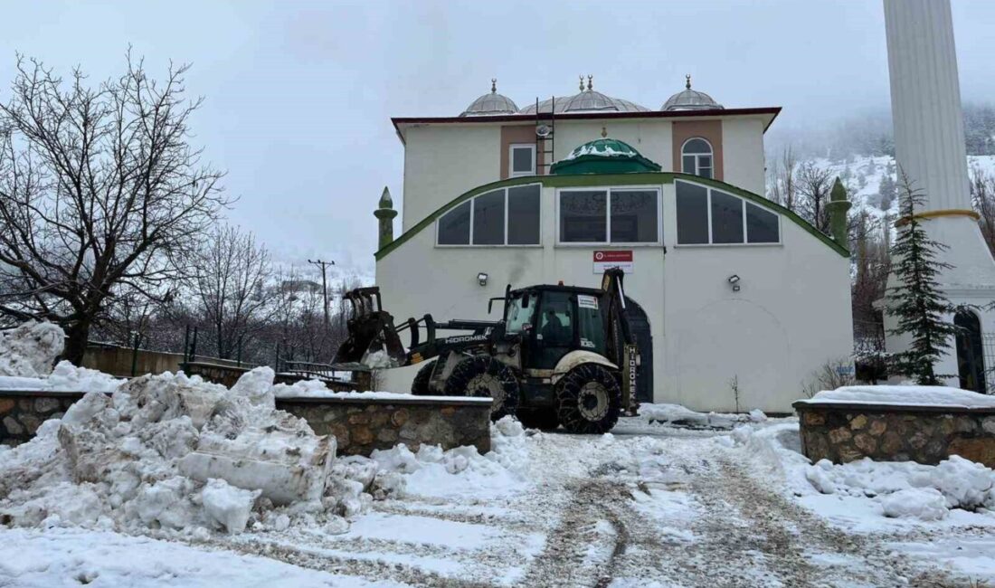 Kahramanmaraş’ta kar yağışının etkili olduğu kırsal bölgelerde kar temizleme çalışmaları