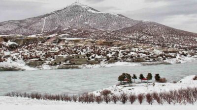 Kahramanmaraş’ın Göksun içesinde soğuk havanın etkisiyle baraj ve göletler buz