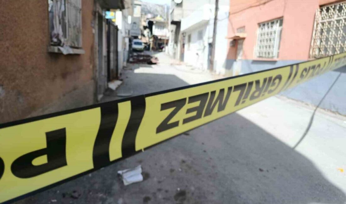 Kahramanmaraş’ta gece saatlerinden bu yana süren şiddetli fırtınada bazı binaların