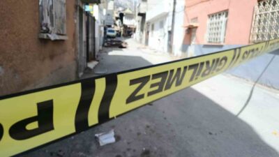 Kahramanmaraş’ta gece saatlerinden bu yana süren şiddetli fırtınada bazı binaların