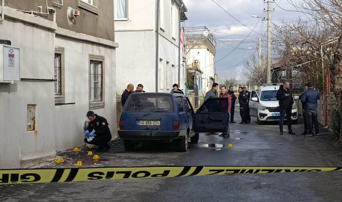 Kahramanmaraş’ın Dulkadiroğlu ilçesinde bir kişi, otomobiline bindiği sırada kayınbiraderinin silahlı