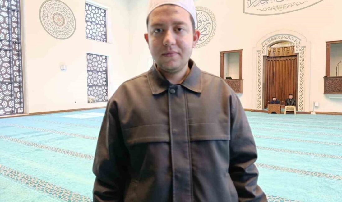 Kahramanmaraş’ın Dulkadiroğlu ilçesindeki Erzurumluoğlu Camii’nde okunan mukabeleye cemaat ve gençler