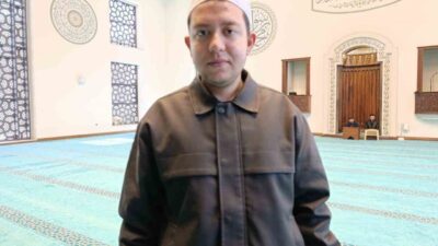 Kahramanmaraş’ın Dulkadiroğlu ilçesindeki Erzurumluoğlu Camii’nde okunan mukabeleye cemaat ve gençler