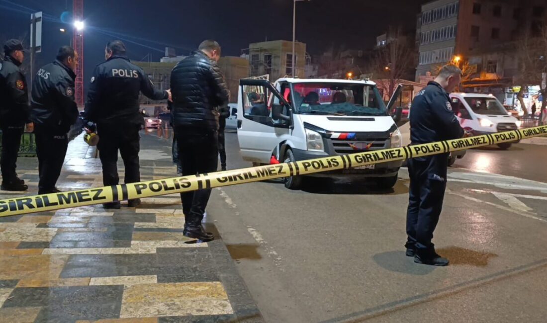 Kahramanmaraş’ta kimliği belirsiz bir kişinin otobüs durağına park edip, kapıları