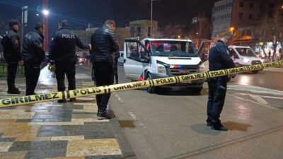 Kahramanmaraş’ta kimliği belirsiz bir kişinin otobüs durağına park edip, kapıları