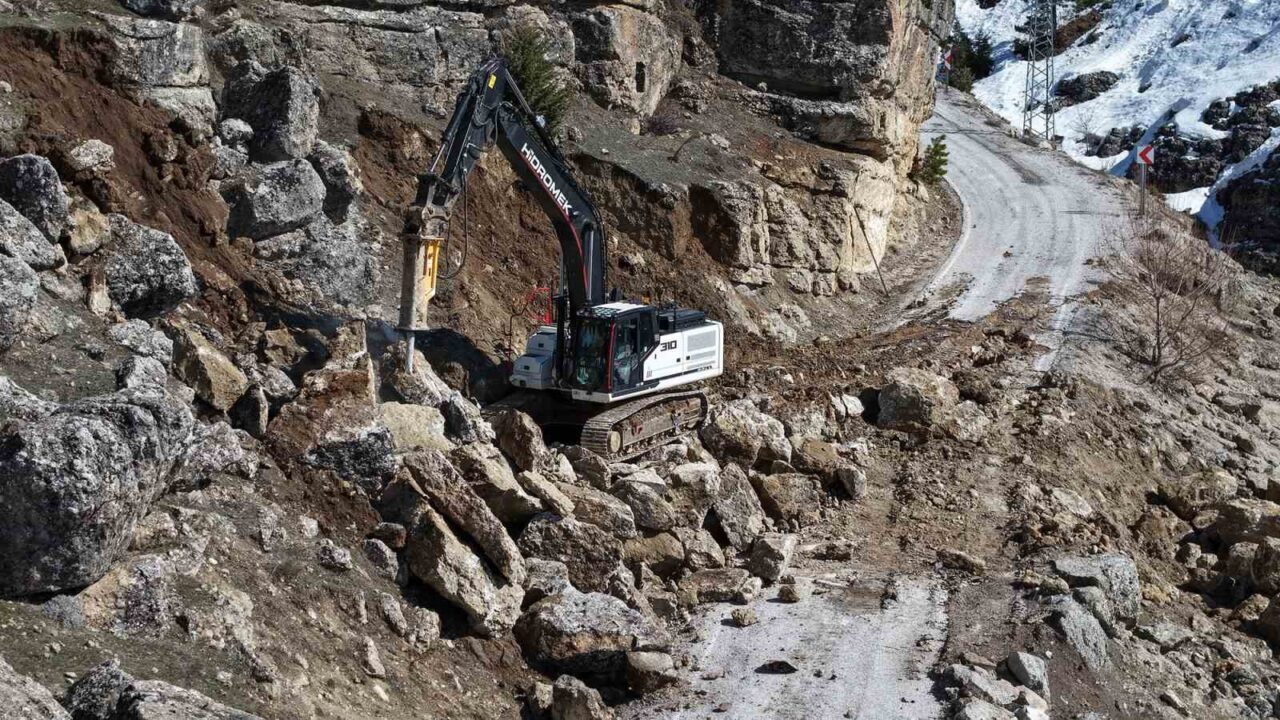 Kahramanmaraş’ın kırsal bölgelerinde kar küreme çalışmaları durmaksızın devam ederken, aşırı