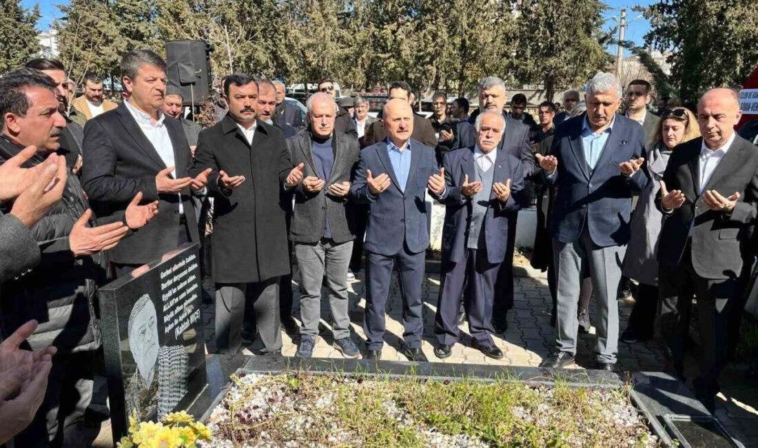 Adıyamanlı sanatçı Kahtalı Mıçe, ölümünün 1. yıl dönümünde kabri başında