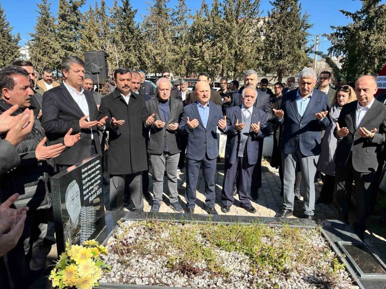 Adıyamanlı sanatçı Kahtalı Mıçe, ölümünün 1. yıl dönümünde kabri başında