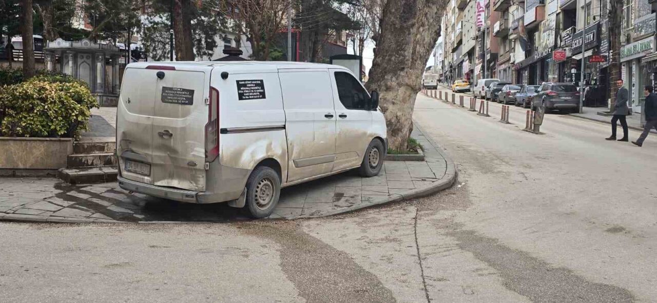 Bilecik’te bir parkta yayaların yürüdüğü kaldırımı kapatacak şekilde park eden