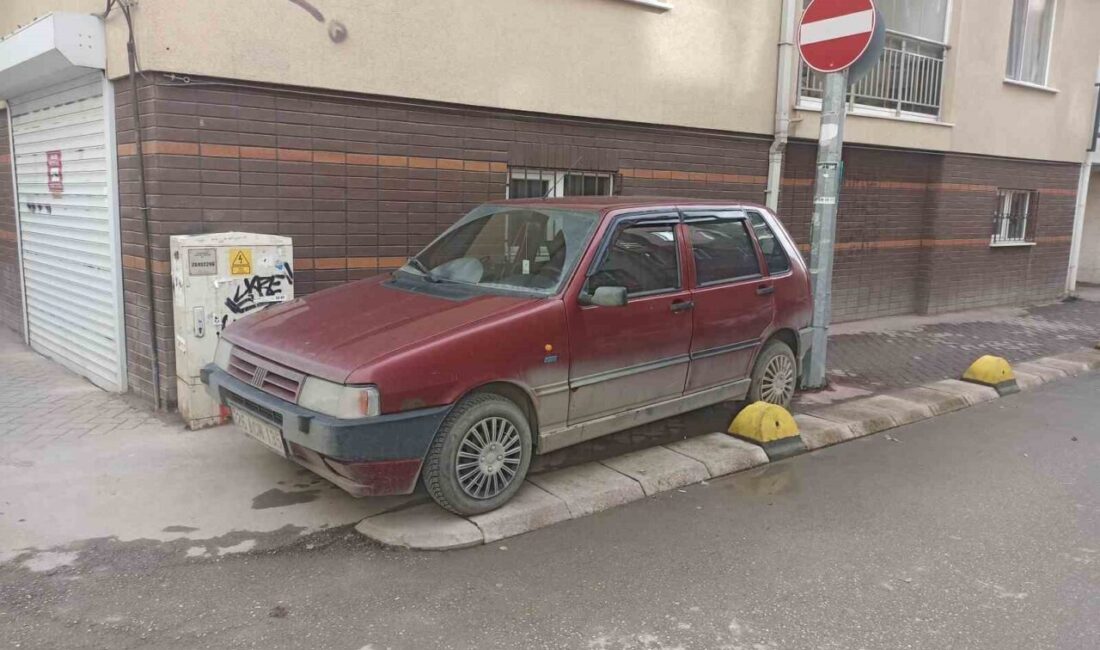 Eskişehir’de kaldırıma park edilen bir araç, yaya trafiğini aksatırken engelli