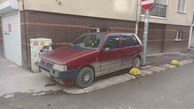 Eskişehir’de kaldırıma park edilen bir araç, yaya trafiğini aksatırken engelli