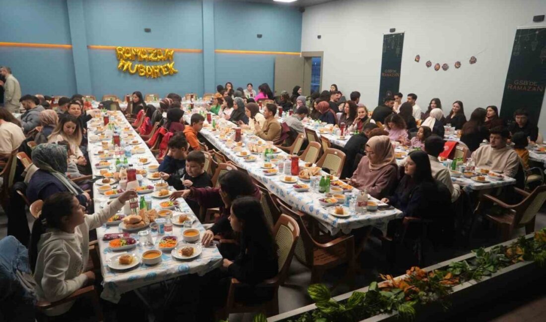 Niğde Ömer Halisdemir Üniversitesi’nde düzenlenen Kampüs İftarları programında öğrencilere, son