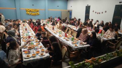 Niğde Ömer Halisdemir Üniversitesi’nde düzenlenen Kampüs İftarları programında öğrencilere, son