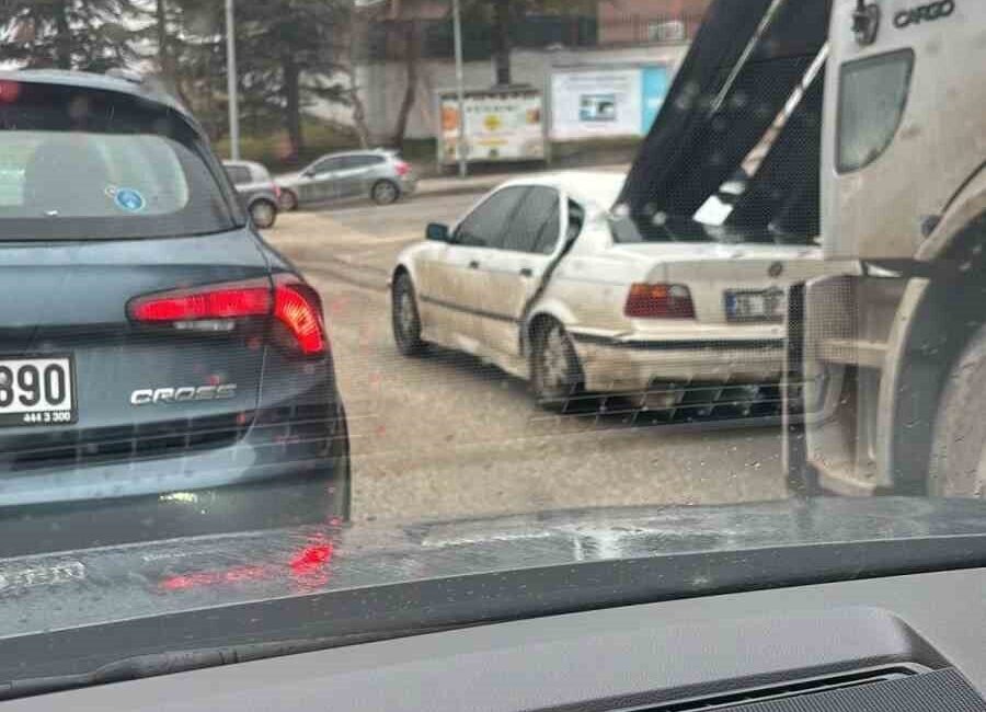 Eskişehir’de kırmızı ışıkta durmak için fren yapan kamyonun kasasındaki demirler