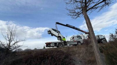 Afyonkarahisar’da kamyonet ile otomobilin çarpışması sonucu meydana gelen trafik kazasında