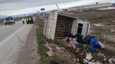 Amasya’da kontrolden çıkan kamyonet şarampole devrildi. Yan yatan kamyonetin sürücüsü