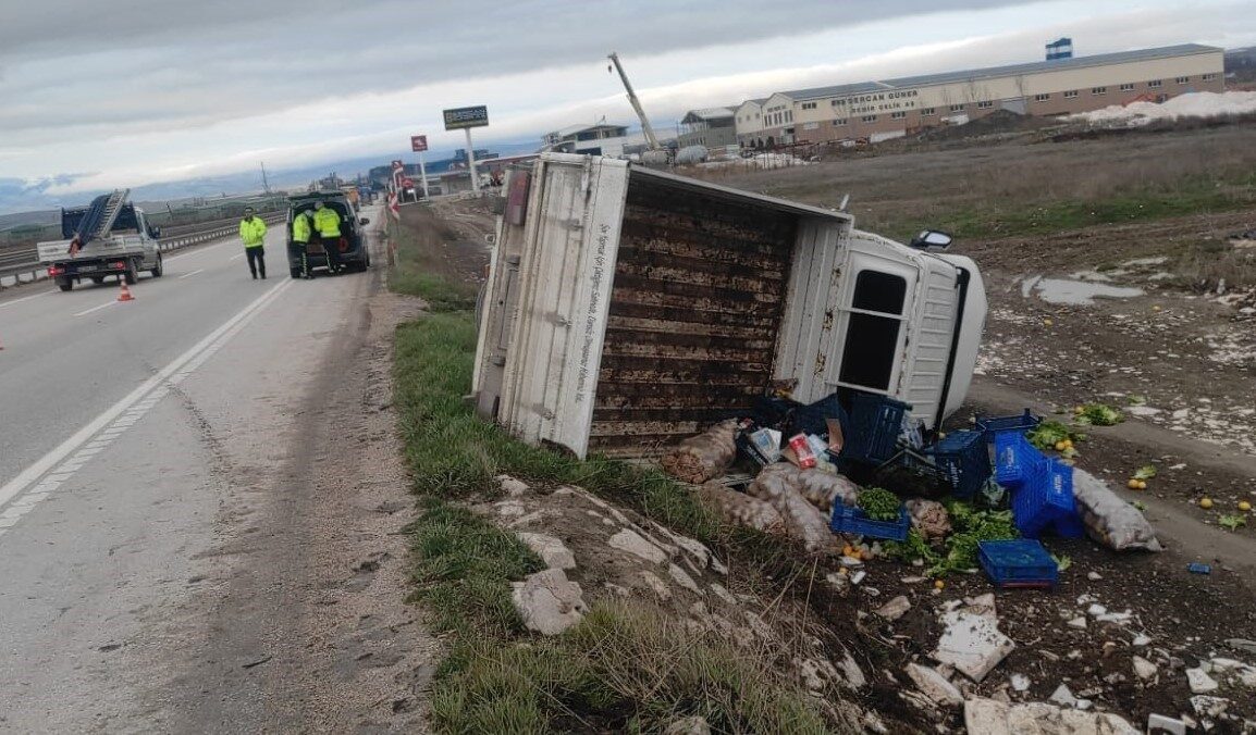 Amasya’da kontrolden çıkan kamyonet şarampole devrildi. Yan yatan kamyonetin sürücüsü